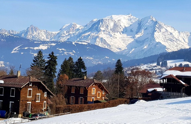 Studio Apartment 'Les Montagnes' with Mountain View and Balcony