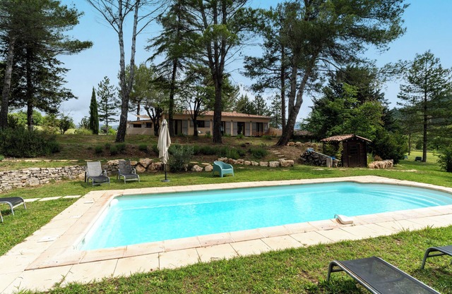 Studio Apartment 'Maison Marvic, Studio dans les pins' with Shared Pool, Wi-Fi and Air Conditioning