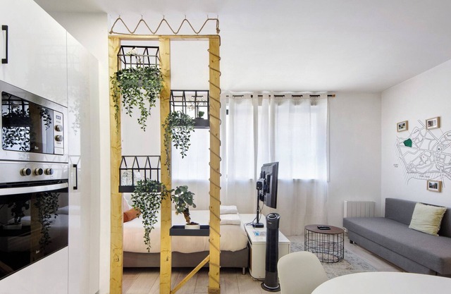 Studio Apartment "Minimalist City Centre" with A/C & Wi-Fi