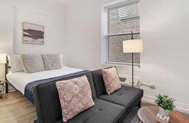 Studio Apt w/Laundry, Near Shops!