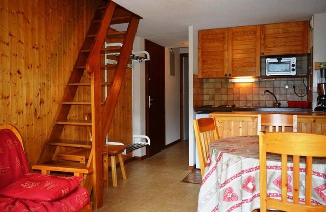 Studio avec cabine et mezzanine, parking et proche des pistes - FR-1-241-170
