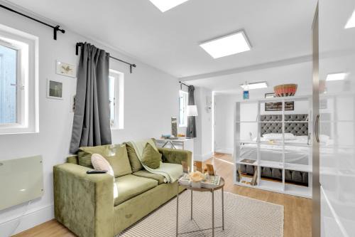 Studio Bungalow - sleeps 3, Easy Bus to Wembley Stadium, Parking, Coffee, Snacks