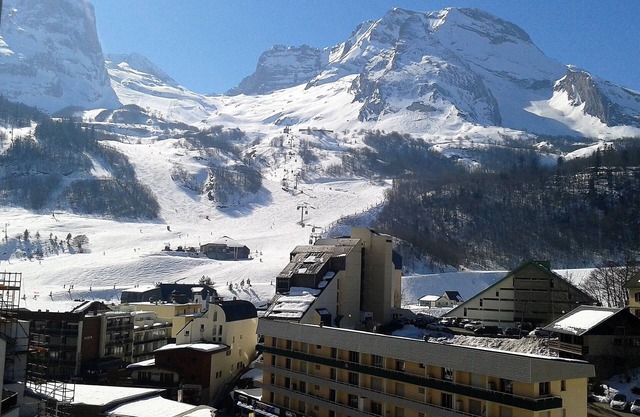 Studio cabin - sleeps 4 - facing the slopes with balcony - south-west exposure