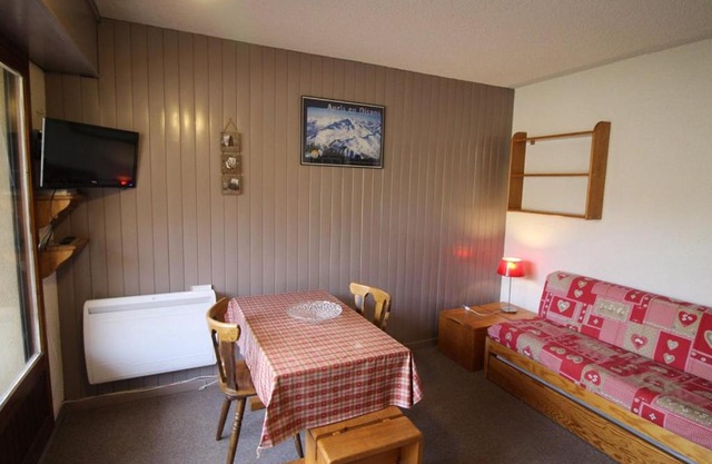 Studio cabine 3 personnes, pied des pistes avec balcon et parking, Auris en Oisans - FR-1-297-267