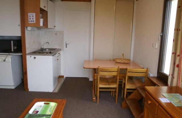 Studio cabine au pied des pistes avec balcon et terrasse - FR-1-557-21
