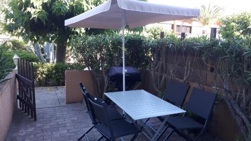 Studio cabine avec jardinet à 30 m de la plage, au calme.