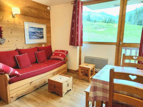 Studio-cabine rénové, ski-aux-pieds, balcon sud, 4 pers, Plagne Villages, centre station - FR-1-351-29