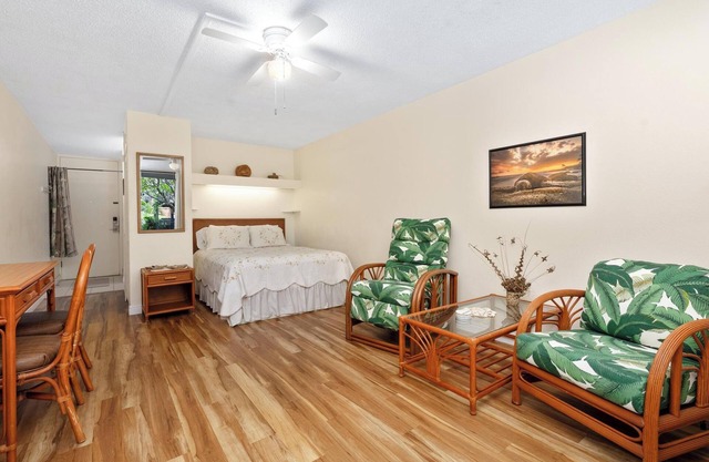 Studio Condo in town and across from the Ocean with a Pool