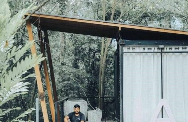 Studio cube 01 to sleep in a glass box