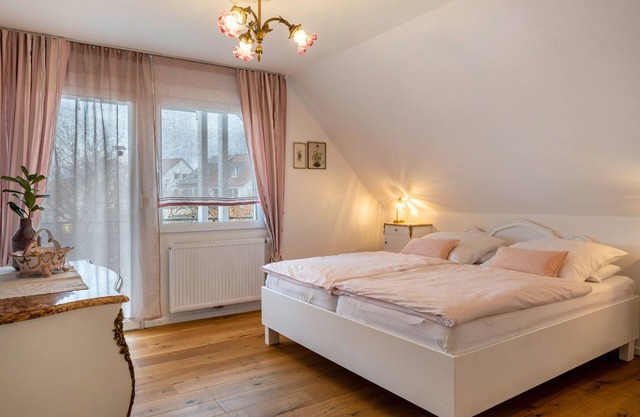 Studio 'Anemone' with Shared Garden, Balcony and Wi-Fi