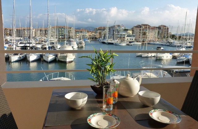 Studio Exceptional view of Port Fréjus - Pool/Parking, direct access to the Beach.