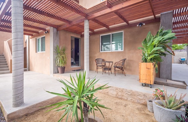 Studio: fast internet, kitchenette, walk to beach