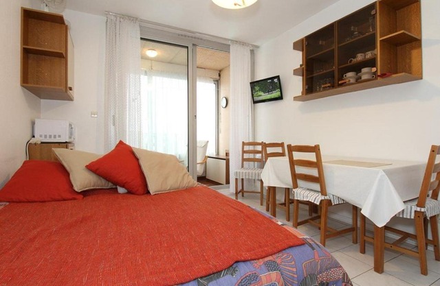 Studio fonctionnel avec loggia fermée à Balaruc-les-Bains, proche centre, parking collectif, tout équipé - FR-1-553-112