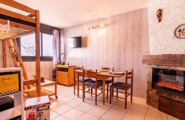Studio for 4 in Saint Lary Pla d'Adet with kitchen and TV