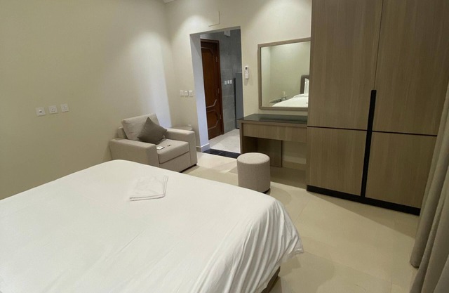 Studio King Bed with kitchen