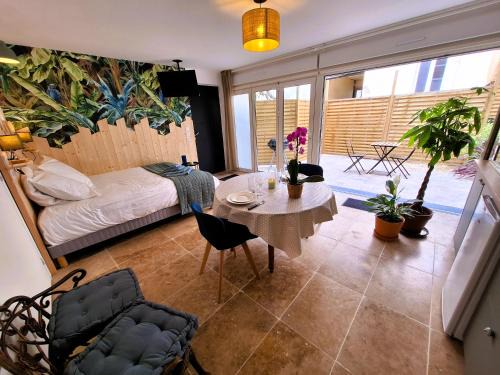 Studio LILAS avec terrasse au calme