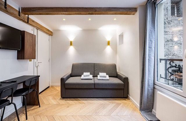 Studio Metro Brochant Paris 17th arrondissement