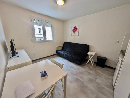 Studio near train station and downtown with free parking