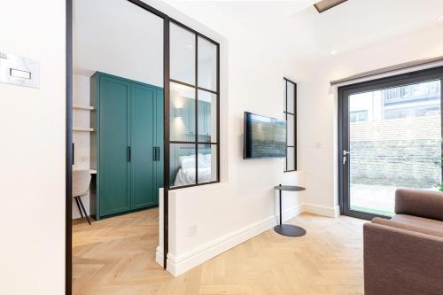 Studio near Victoria Station 2