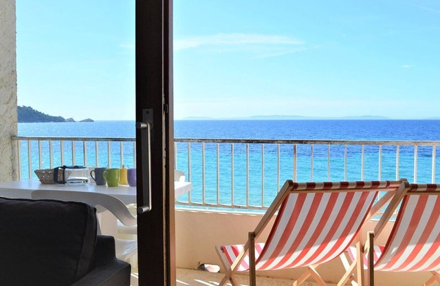 Studio on Cavalière beach with terrace, 1st floor, sleeps 2