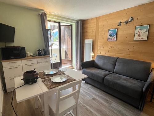 Studio rénové au centre village avec balcon et parking - FR-1-624-180