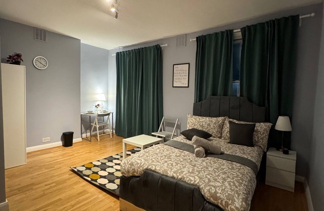 Studio - Sleeps 2 - Parking - Close to Paddington