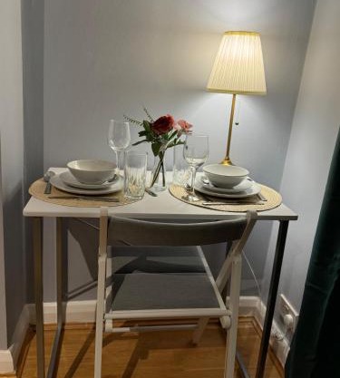 Studio - Sleeps 2 - Parking - Close to Paddington