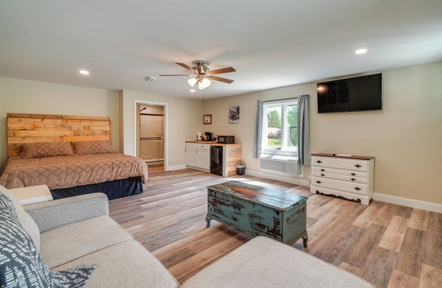 Studio Stay w/Deck in Missouri Wine Country
