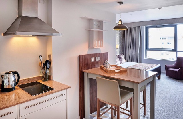 Studio Suite Near River Mersey | Free Wi-Fi + Fitness Centre On-Site