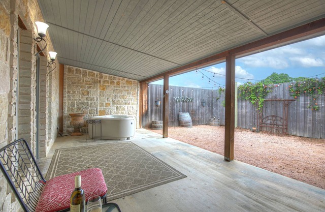 Studio Suite with Hot Tub 10mins To Fred!