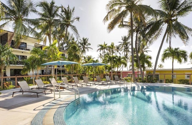 Studio w/King Bed, Kitchenette, Outdoor Pool, Free Parking & Pet Friendly
