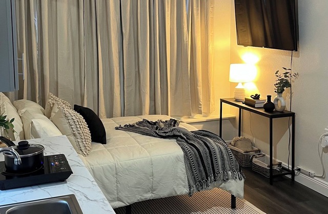 Studio w/private entry & more! Near Airport