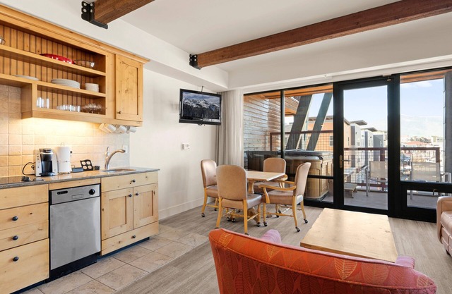 Studio w/Private Hot Tub, Great Views, Fireplace & King Bed | Walk to Dining