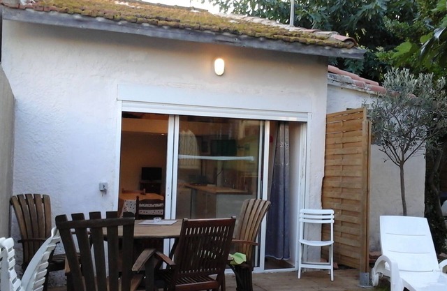 Studio with mezzanine near the port, with garden