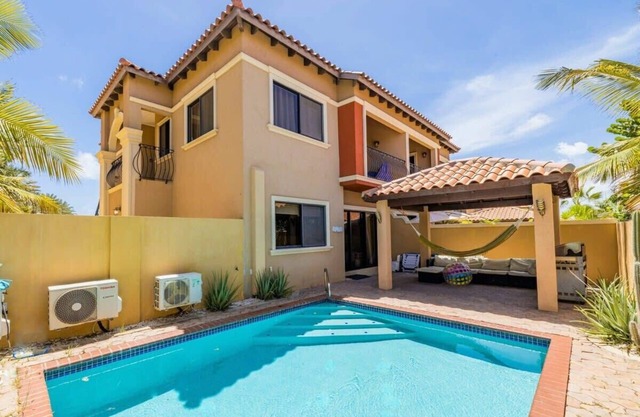 Stuning house with private pool in gold coast