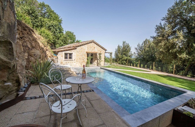 Stunning private villa with WIFI, A/C, private pool, TV, patio, pets allowed and parking