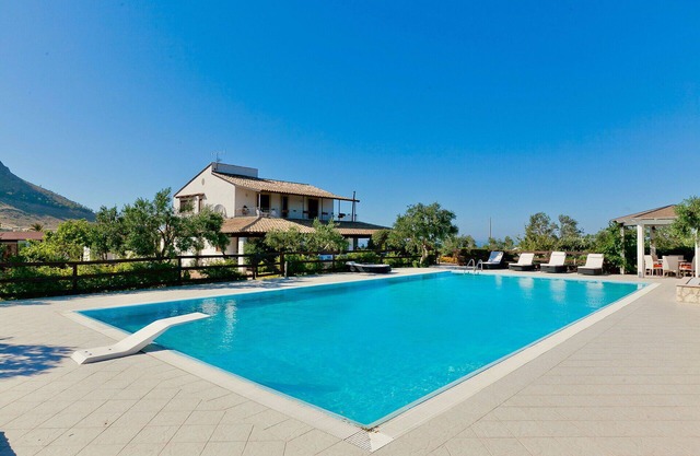 Stunning private villa for 10 people with A/C, private pool, WIFI, TV and panoramic view