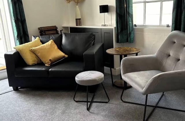 Stunning 2 BD Apartment in Cheltenham
