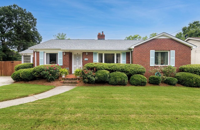 Stunning 2 bed 1 bath home in Plaza Midwood w/backyard including patio&firepit