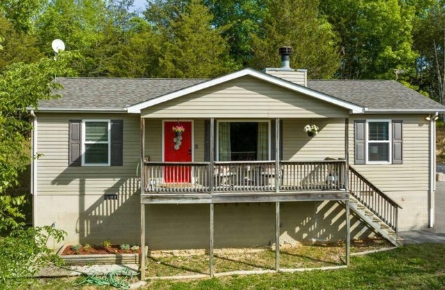 Stunning 2 bed, 2 bath home with striking mountain views.