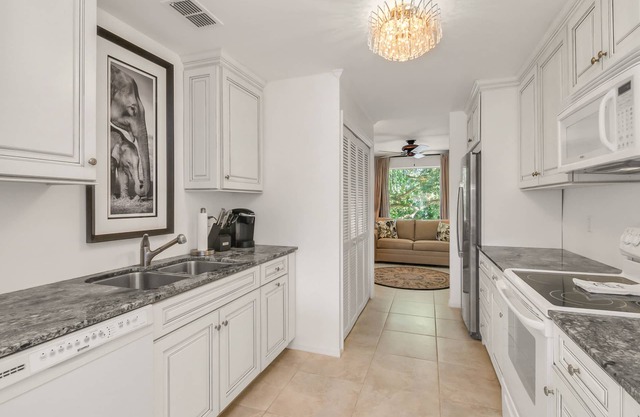 Stunning 2 Bed 2Bath+Den Minutes Away From Beautiful White Sand Beaches