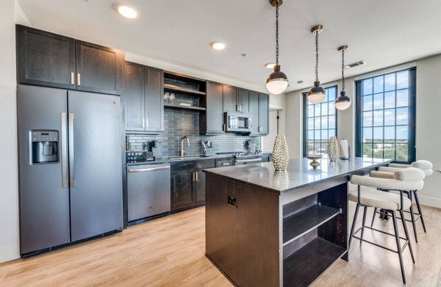 Stunning 2 bedroom highrise deep ellum Dallas