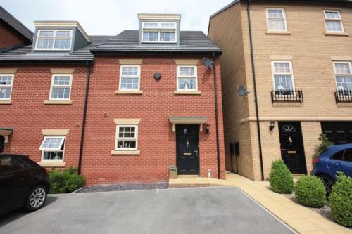 Stunning 3 bedroom home with free parking, free wifi and Netflix, Company workers welcome short term and long term