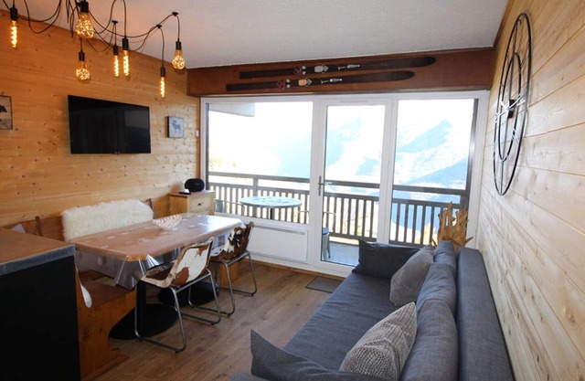 Stunning 3-room cabin apt for 6 at the foot of the slopes