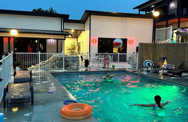 Stunning 3b/3b Poolside Villa with Hot Tub, Game Room steps to Lake, 2 min. SDC!