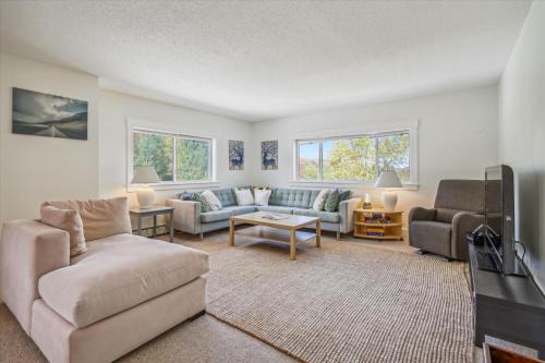 Stunning 4-Bed, 4-Bath Apartment Pet-Friendly Roaring Brook