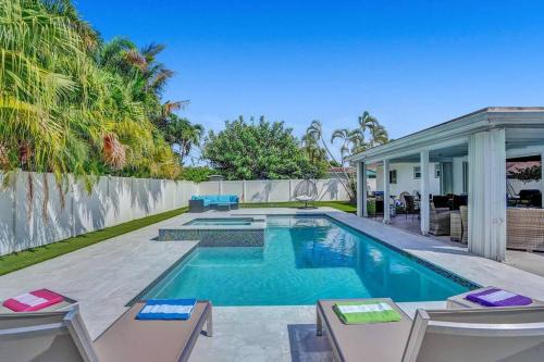 Stunning 4 Bedrm New Pool+Jacuzzi 1 Mile to Beach