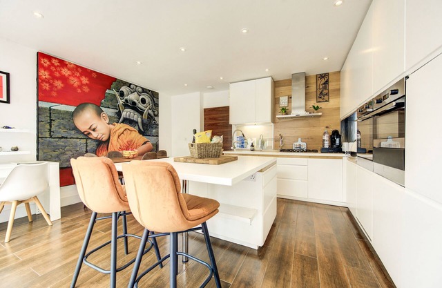 Stunning 4 Bedroom House - Hot tub+Gym - Sleeps upto 8 -Escape London, in London
