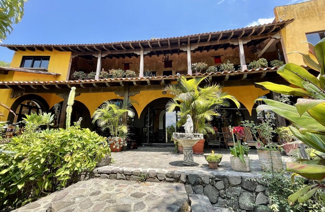 Stunning 4 Bedroom Large House, Steps from Lake Front with Starlink WiFi
