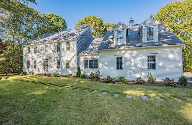 Stunning 4BD sleeps 12, 2.5BA, AC, 1/2mile to Snake Pond